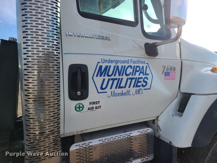 image for item JW9828 2005 International 7600  truck cab and chassis