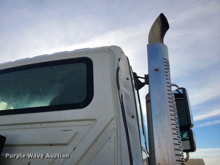 image for item JW9828 2005 International 7600  truck cab and chassis