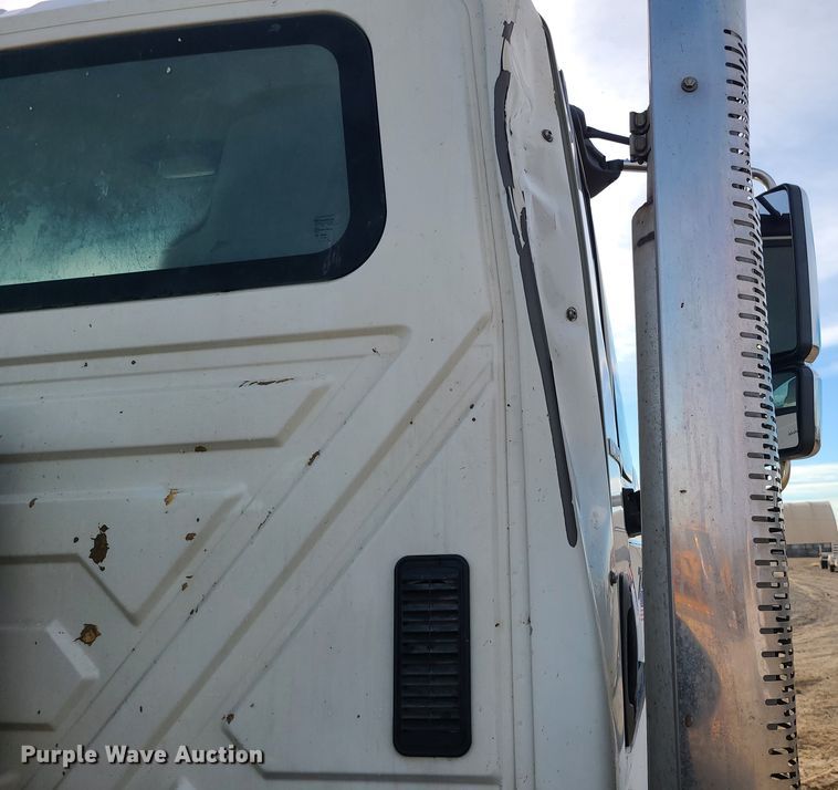 image for item JW9828 2005 International 7600  truck cab and chassis