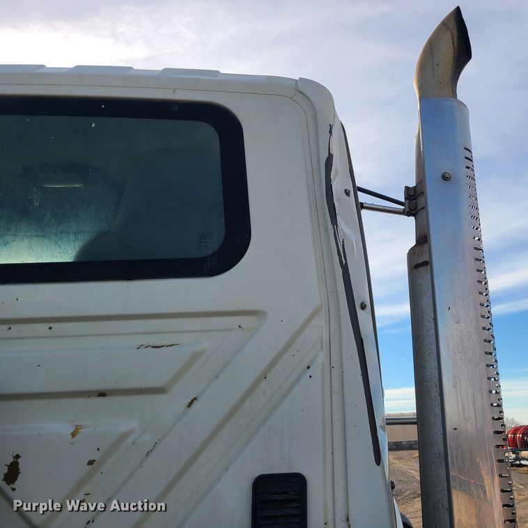 image for item JW9828 2005 International 7600  truck cab and chassis