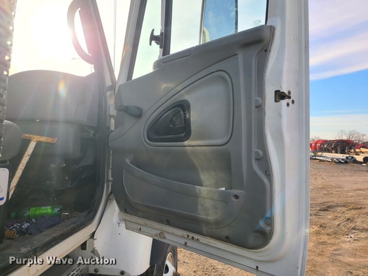 image for item JW9828 2005 International 7600  truck cab and chassis