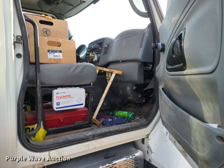 image for item JW9828 2005 International 7600  truck cab and chassis