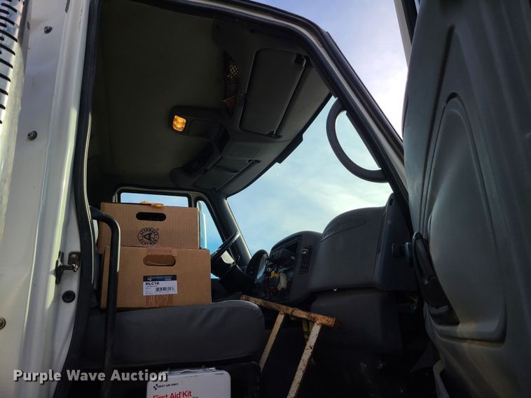 image for item JW9828 2005 International 7600  truck cab and chassis