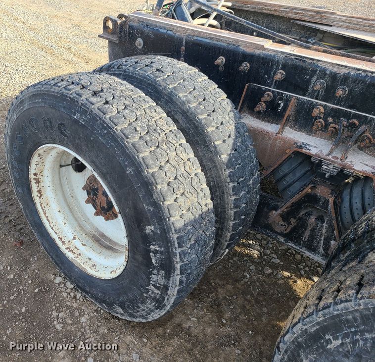 image for item JW9828 2005 International 7600  truck cab and chassis