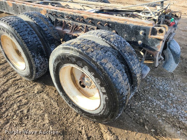 image for item JW9828 2005 International 7600  truck cab and chassis