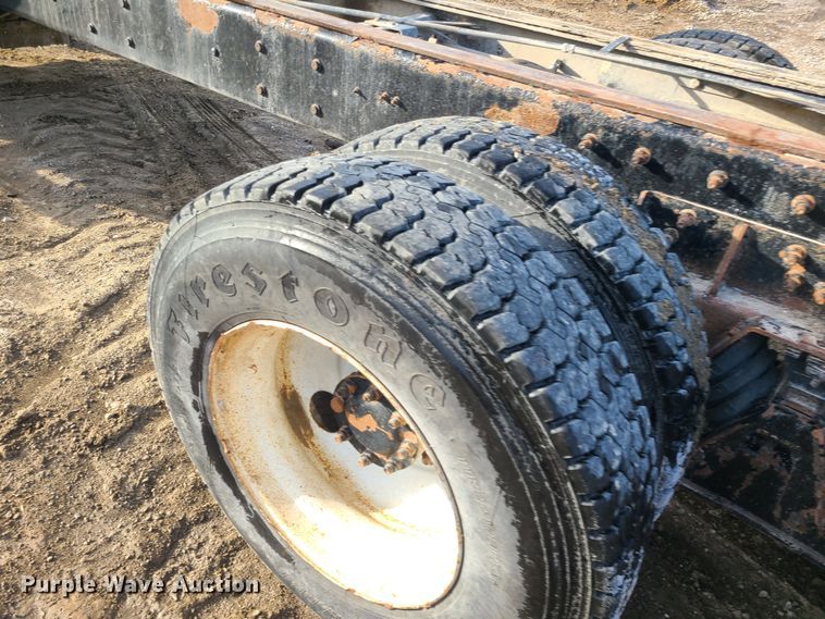 image for item JW9828 2005 International 7600  truck cab and chassis