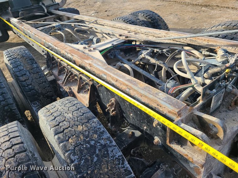 image for item JW9828 2005 International 7600  truck cab and chassis