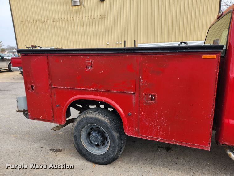 image for item KT9375 2002 Ford F250 Super Duty XL  utility bed pickup truck