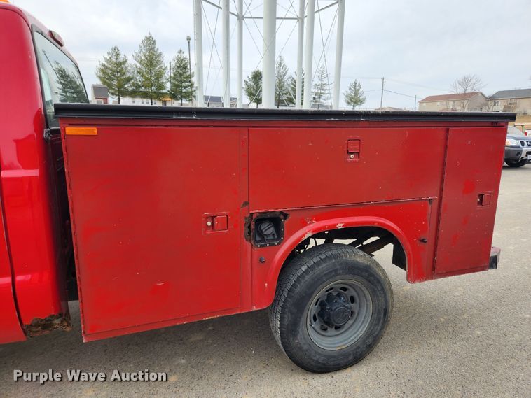 image for item KT9375 2002 Ford F250 Super Duty XL  utility bed pickup truck