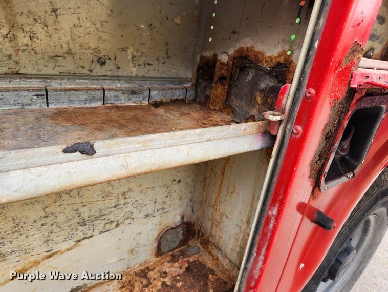 image for item KT9375 2002 Ford F250 Super Duty XL  utility bed pickup truck