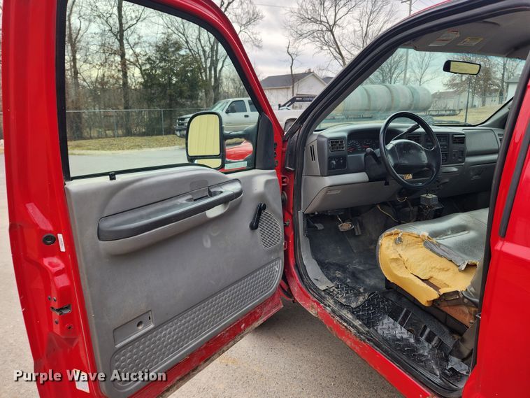 image for item KT9375 2002 Ford F250 Super Duty XL  utility bed pickup truck