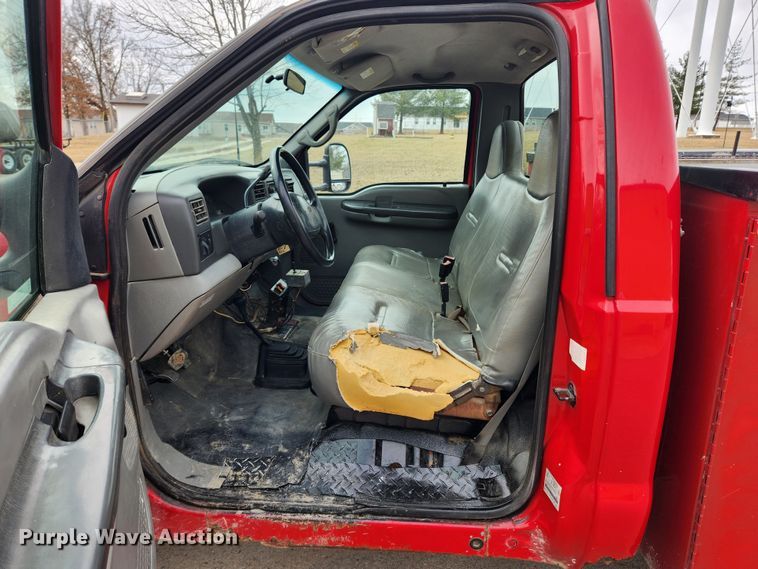 image for item KT9375 2002 Ford F250 Super Duty XL  utility bed pickup truck