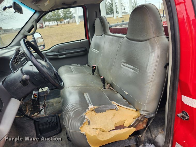 image for item KT9375 2002 Ford F250 Super Duty XL  utility bed pickup truck