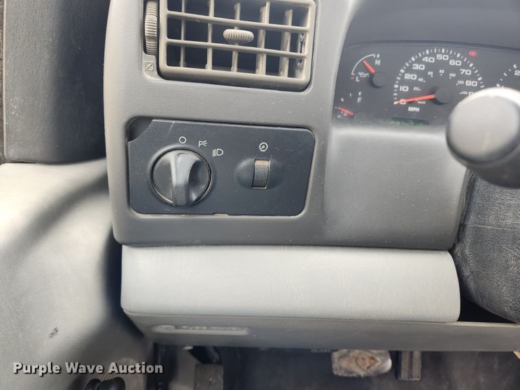 image for item KT9375 2002 Ford F250 Super Duty XL  utility bed pickup truck