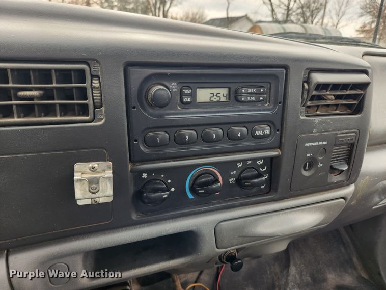 image for item KT9375 2002 Ford F250 Super Duty XL  utility bed pickup truck