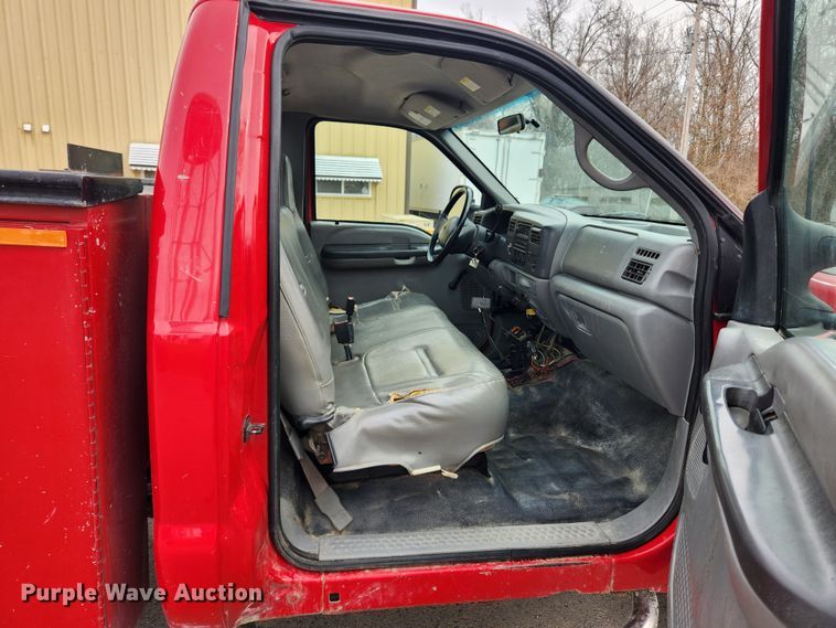 image for item KT9375 2002 Ford F250 Super Duty XL  utility bed pickup truck