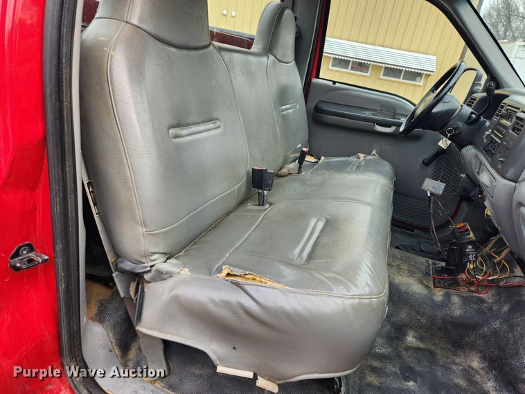 image for item KT9375 2002 Ford F250 Super Duty XL  utility bed pickup truck