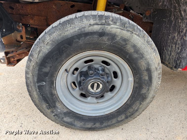 image for item KT9375 2002 Ford F250 Super Duty XL  utility bed pickup truck