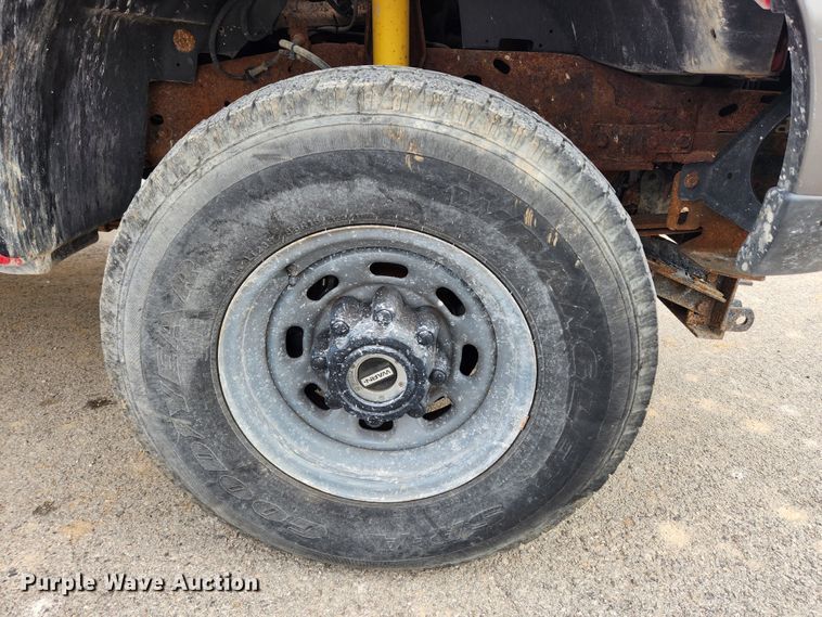 image for item KT9375 2002 Ford F250 Super Duty XL  utility bed pickup truck