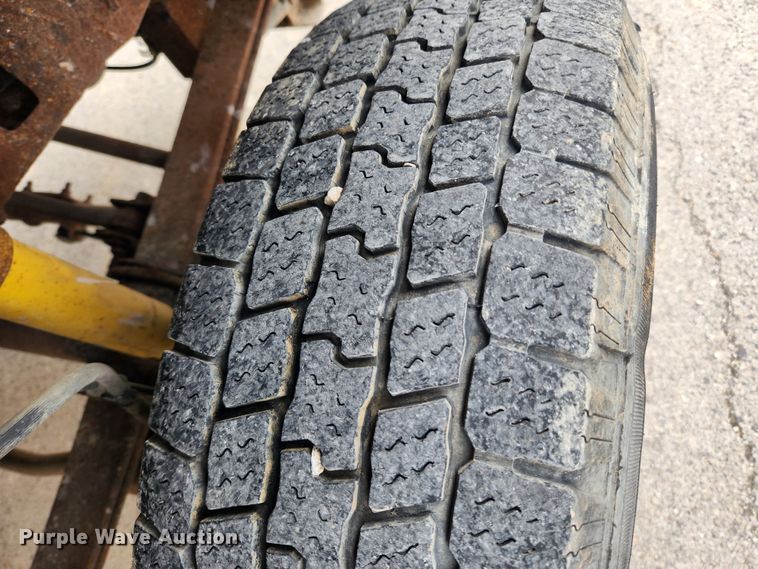 image for item KT9375 2002 Ford F250 Super Duty XL  utility bed pickup truck