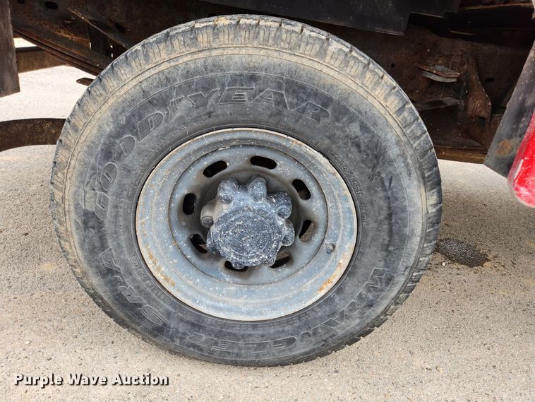 image for item KT9375 2002 Ford F250 Super Duty XL  utility bed pickup truck