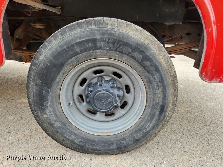 image for item KT9375 2002 Ford F250 Super Duty XL  utility bed pickup truck