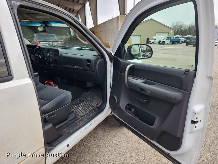 image for item KT9421 2008 Chevrolet Silverado 2500HD  Ext. Cab utility bed pickup truck