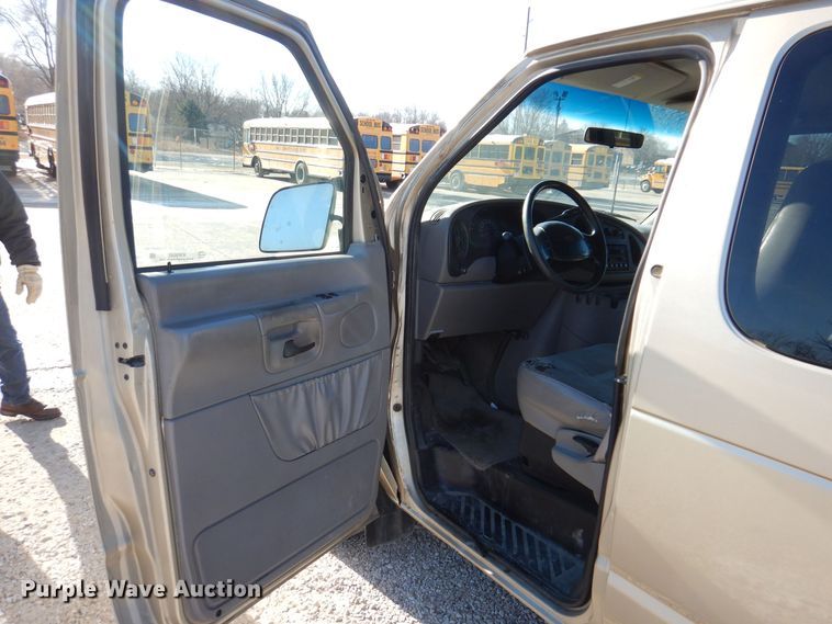 image for item KW9593 2000 Ford E150 XL  van