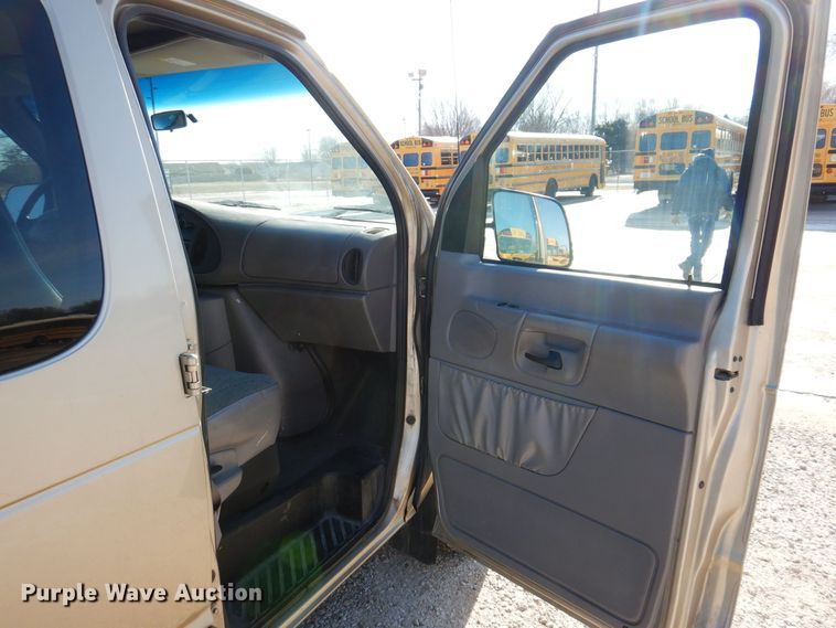 image for item KW9593 2000 Ford E150 XL  van