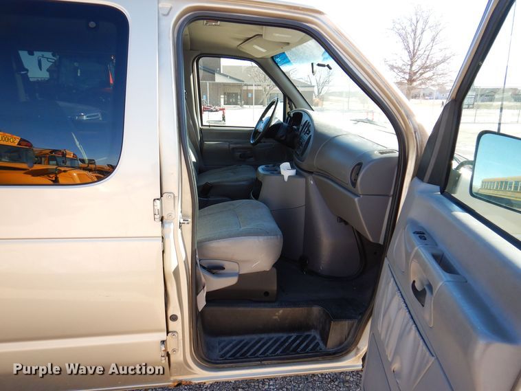 image for item KW9593 2000 Ford E150 XL  van