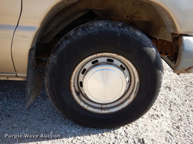 image for item KW9593 2000 Ford E150 XL  van