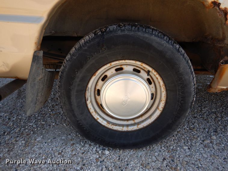 image for item KW9593 2000 Ford E150 XL  van