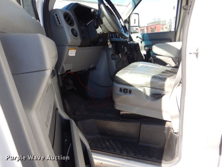 image for item LI9051 2013 Ford E350 Super Duty  shuttle bus