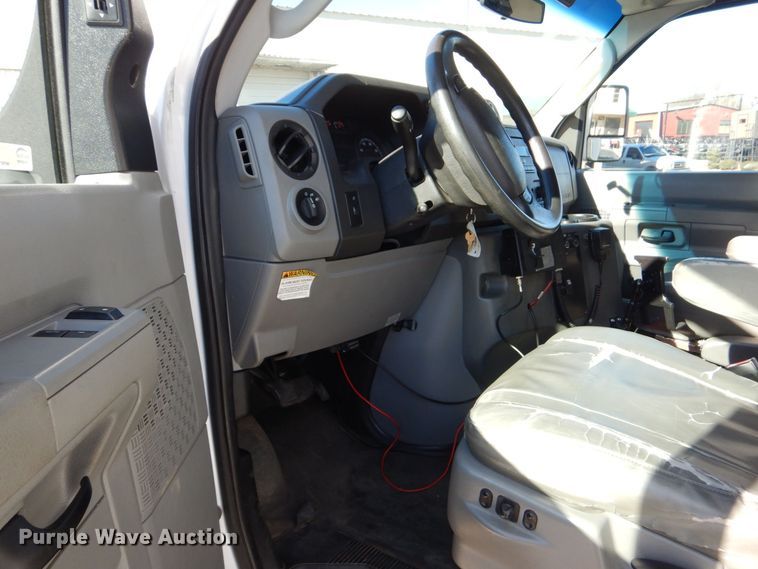 image for item LI9051 2013 Ford E350 Super Duty  shuttle bus