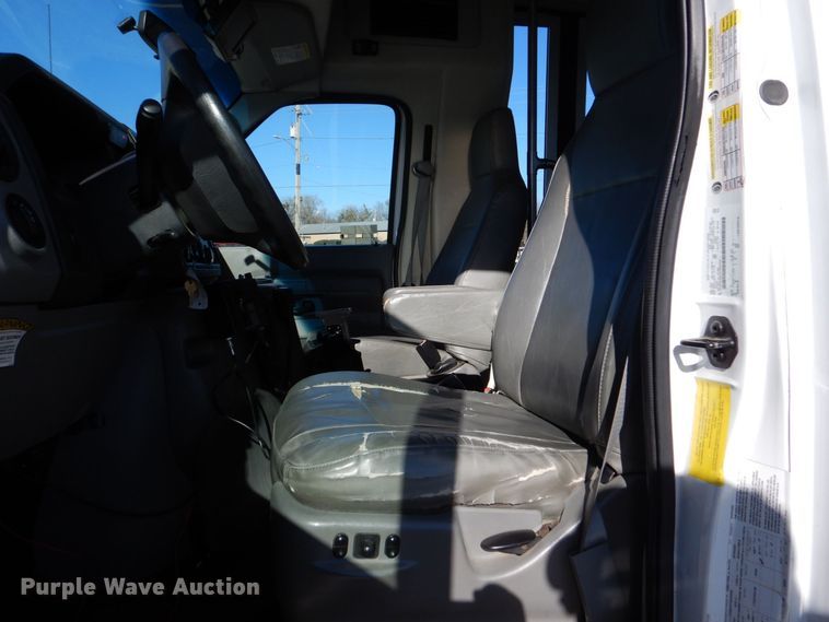 image for item LI9051 2013 Ford E350 Super Duty  shuttle bus