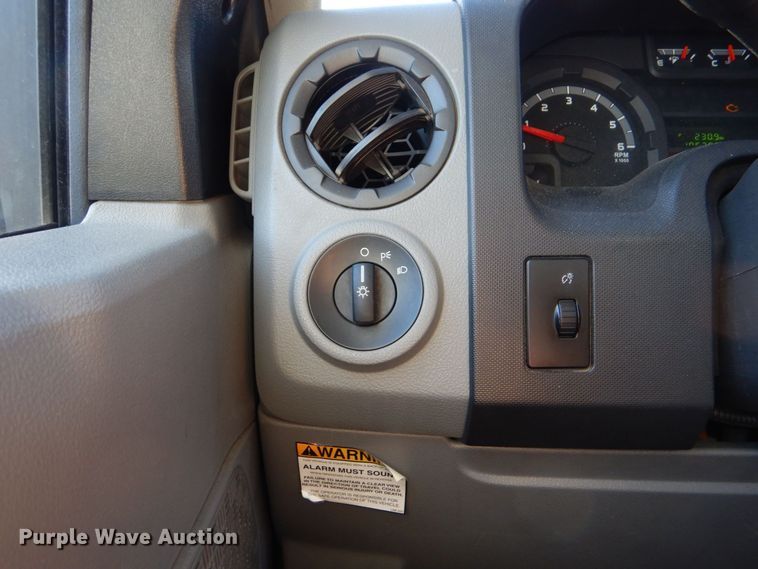 image for item LI9051 2013 Ford E350 Super Duty  shuttle bus