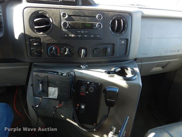 image for item LI9051 2013 Ford E350 Super Duty  shuttle bus