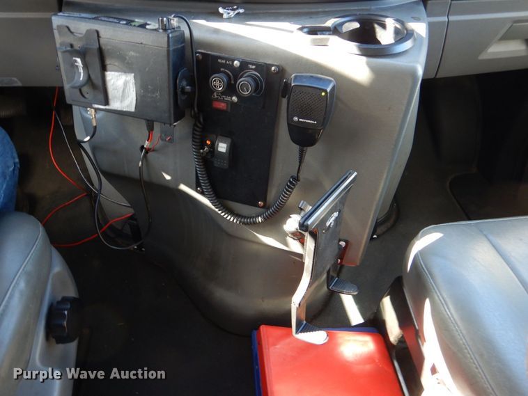 image for item LI9051 2013 Ford E350 Super Duty  shuttle bus