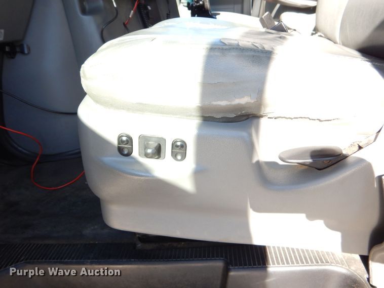 image for item LI9051 2013 Ford E350 Super Duty  shuttle bus