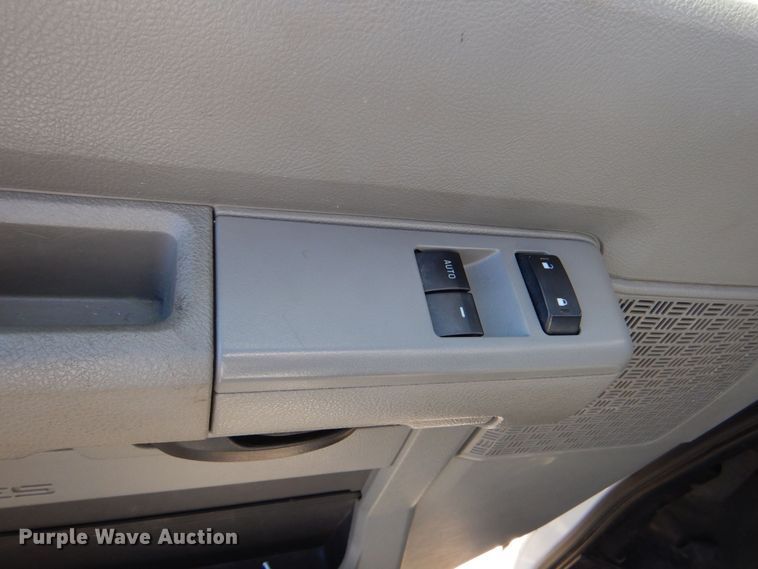 image for item LI9051 2013 Ford E350 Super Duty  shuttle bus