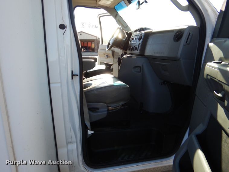 image for item LI9051 2013 Ford E350 Super Duty  shuttle bus