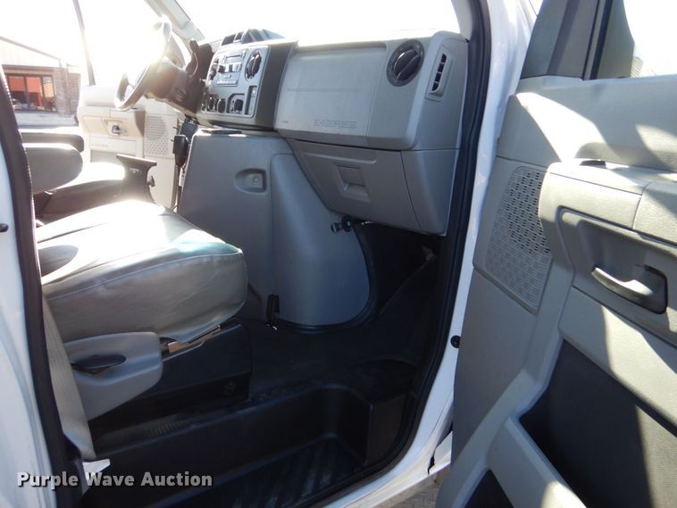 image for item LI9051 2013 Ford E350 Super Duty  shuttle bus