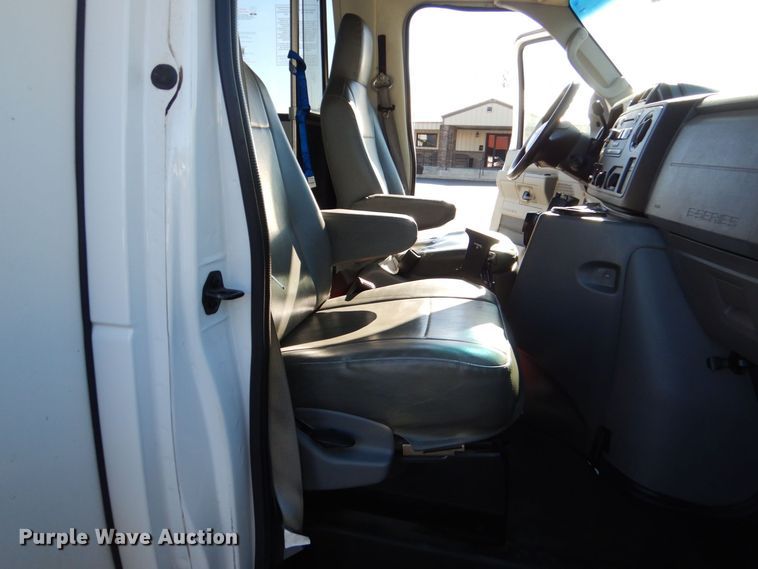 image for item LI9051 2013 Ford E350 Super Duty  shuttle bus