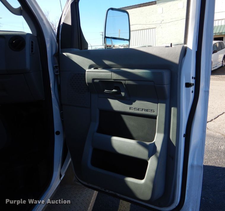 image for item LI9051 2013 Ford E350 Super Duty  shuttle bus