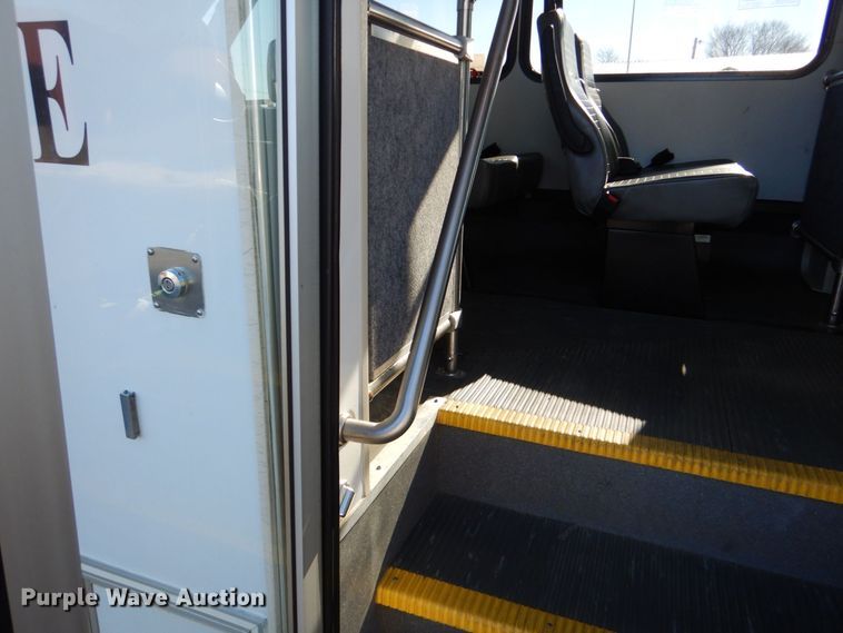 image for item LI9051 2013 Ford E350 Super Duty  shuttle bus