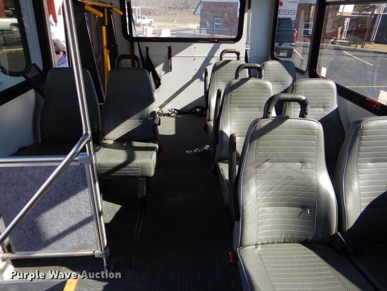 image for item LI9051 2013 Ford E350 Super Duty  shuttle bus