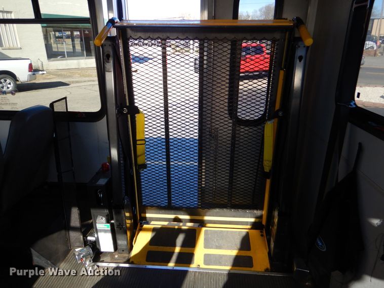 image for item LI9051 2013 Ford E350 Super Duty  shuttle bus