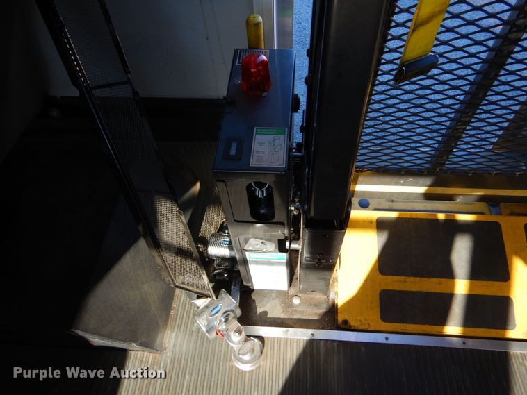 image for item LI9051 2013 Ford E350 Super Duty  shuttle bus