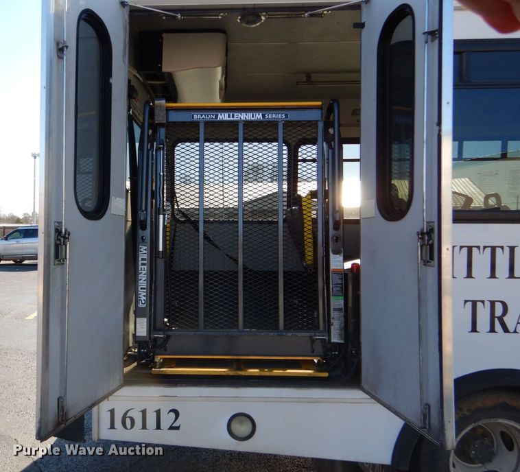 image for item LI9051 2013 Ford E350 Super Duty  shuttle bus