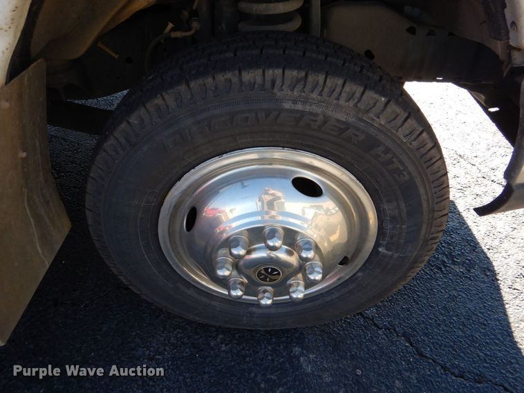 image for item LI9051 2013 Ford E350 Super Duty  shuttle bus